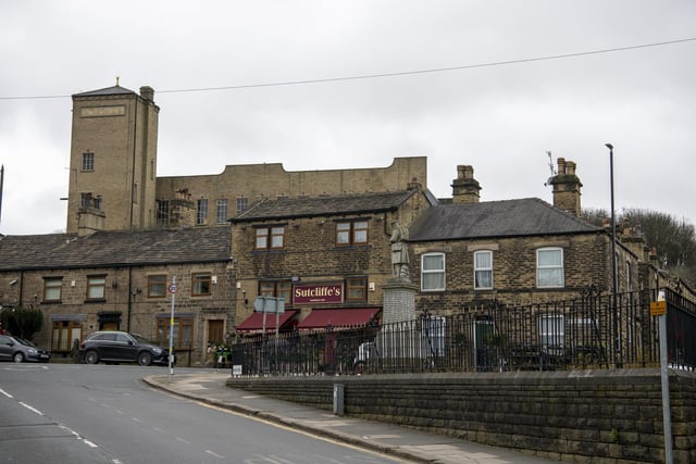 Farsley is situated near the town of Pudsey. During the industrial revolution, Farsley was a centre for wool processing as there were a number of mills in the area, and several mills still remain including the repurposed Sunny Bank Mills.