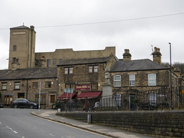 Farsley is situated near the town of Pudsey. During the industrial revolution, Farsley was a centre for wool processing as there were a number of mills in the area, and several mills still remain including the repurposed Sunny Bank Mills.
