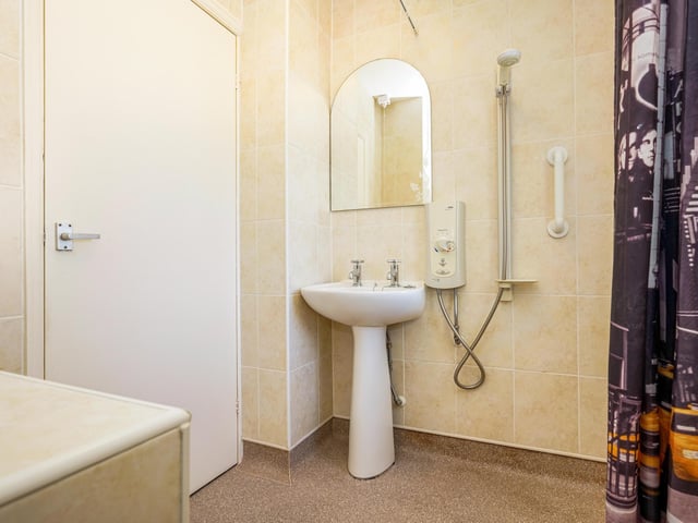 Located on a prime street in Beeston, this home has great access to a range of local shops and amenities, including shopping centres, an Asda supermarket and is also well placed for regular local bus routes.