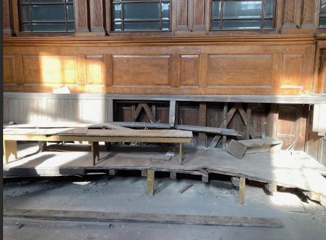 The courthouse was built in 1810 and later extended but has been derelict since it closed in 1992.