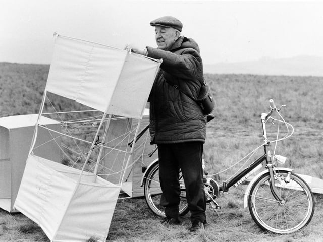 Fred Coles is pictured making last minute adjustments to his heavyweight kite in March 1980. However, the light wind would not lift it.