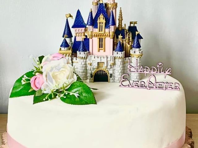 Victoria Davenport said: "I made our own wedding cakes (three tier, swan stand display).