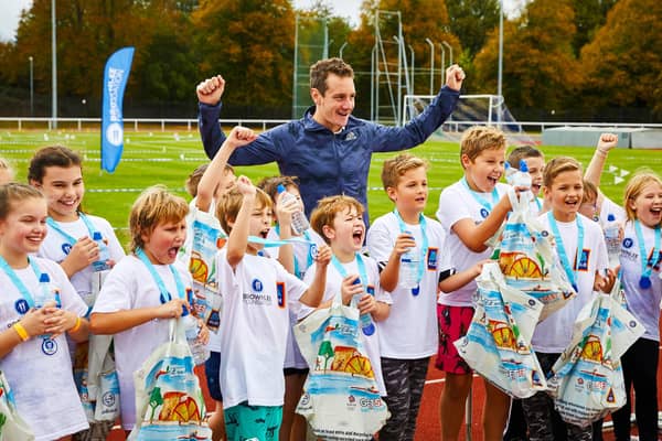 Alistair Bronwlee with kids taking part in one of their foundation triathlons.