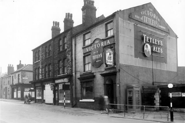 Tetley's owned The Victoria on Roundhay Road in February 1961.  A telephone box and public toilets can be seen on the right edge.