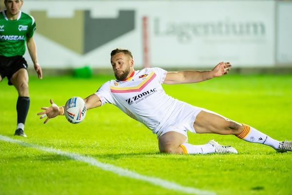 Catalans Dragons' French international forward will join Rhinos in pre-season to begin a contract until the end of 2025.