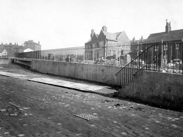 Sheepscar Street (North) in March 1932. In the centre is the Skinners Arms, a Tetley's public house, Landlord Walter Watson. A number of tanneries and leather works in the area provided customers for a pub which had been named for one of their occupations. On the left is Buslingthorpe Lane.