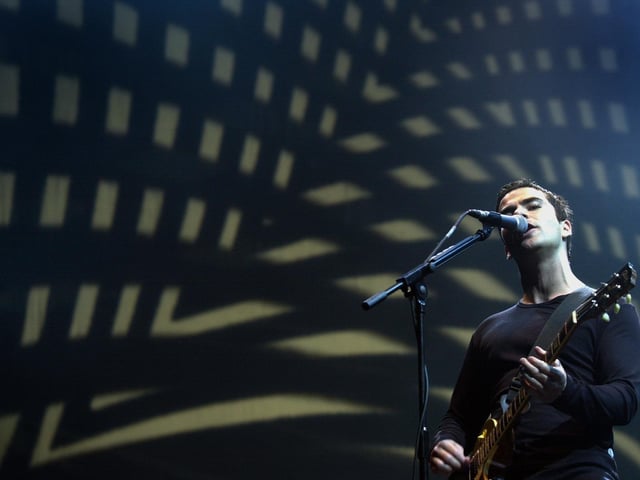 Leeds United fan and Stereophonics front man Kelly Jones belts out a hit in 2000.