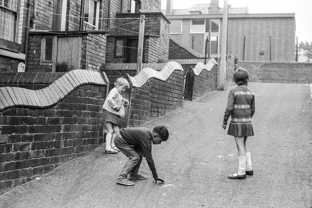Children playing in Howden Street which runs up from Queen's Road to King's Road. This is a back street into which the back yards of terraced houses on Howden Place (seen on the left here) and Howden Terrace open.