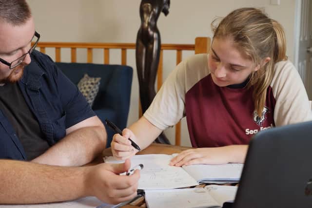 Tutor teaching online skills