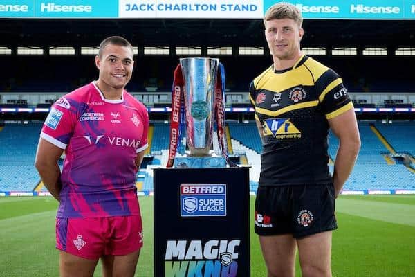 Castleford Tigers' Alex Mellor, right, at Elland Road with Huddersfield Giants star Tui Lolohea and the Super League trophy. Picture by John Clifton/SWpix.com.