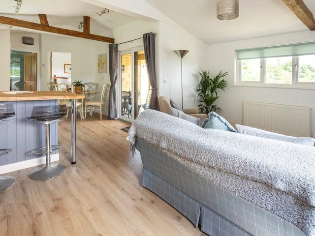 The cabin comes with free WiFi and a smart TV.