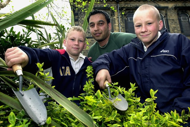 Motiv8 Trio project manager Parvez Hussain joins Cockburn High School twins Terry and Paul Broadbent at the Groundwork Trust Environment and Business centre in April 2003.