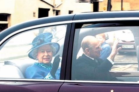 Queen's visit to Wakefield. Royal motocade on Westgate.