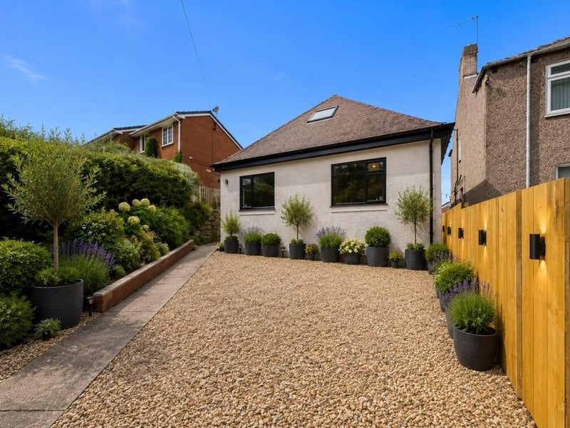 Perfectly positioned for commuters, the property offers excellent connectivity to Pontefract Racecourse, Pontefract Monkhill and Tanshelf railway stations, Pontefract town centre and the motorway network.