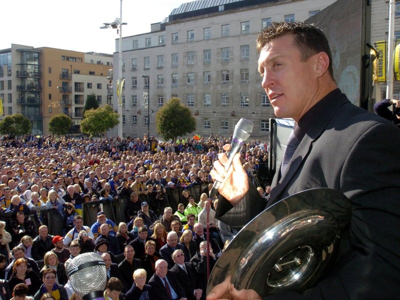 The Australian forward, who later returned to Leeds as coach, retired after the Grand Final. Clutching the league leaders' shield, he made a speech at the hiomecoming reception in Millennium Square.