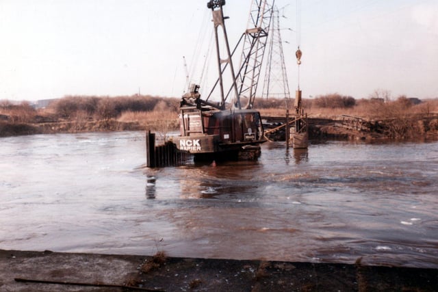 Construction of a new weir at Thwaite Mills in Stourton in January 1986. The old weir had collapsed in 1976 when the mill was owned by the Horn family and they had been forced to cease production of putty. The Thwaite Mill Society had formed in 1978 to restore the site which is now a museum.