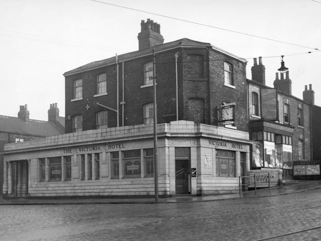 The Victoria Hotel on York Road at the junction with Freehold Street in Burmantofts. Circa 1938.