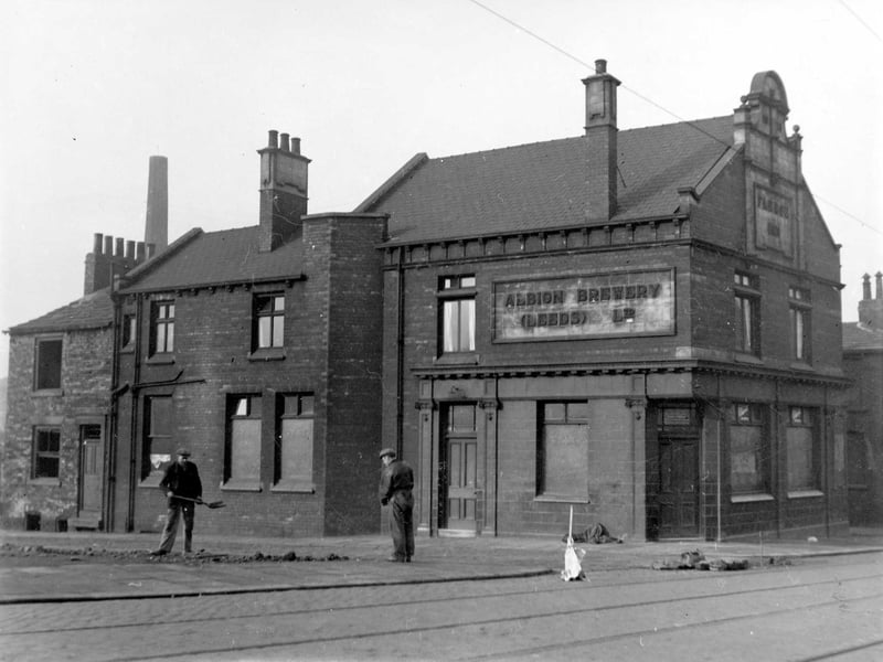 The Fleece Inn between the junctions with Vincent Street, in the foreground, and Plaid Row, on the right. Pictured circa 1938.