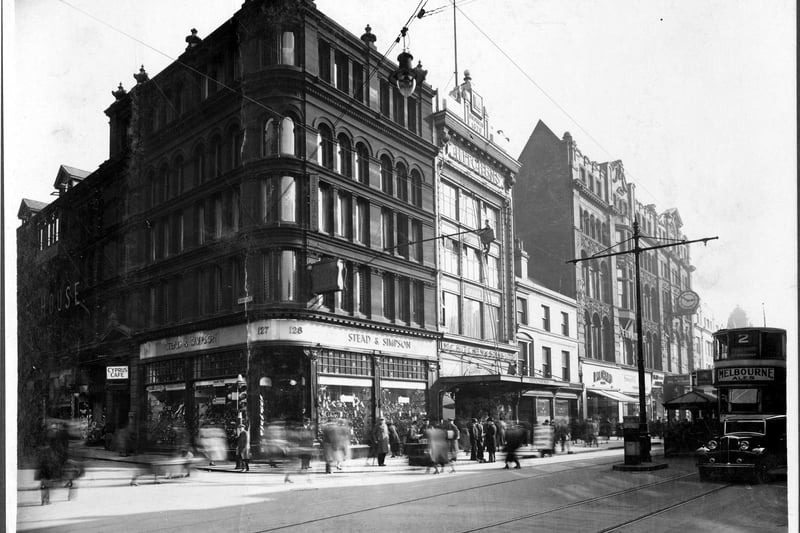 The corner of Kirkgate and Briggate in March 1936. Retail properties shown include Cyprus Cafe on Kirkgate; Stead and Simpson, shoes; Hitchen and Sons, drapers; Richard Shops, ladies wear; Smarts, house furnishers; Dean and Dawson, travel agents; The Victory Hotel. The Victory Hotel clock shows that it is 2.50pm.