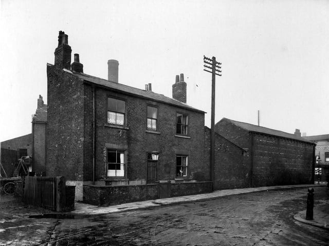 Does anyone have a better photo of now closed pub The Waterloo which was on East Street? It is just visible on the right.