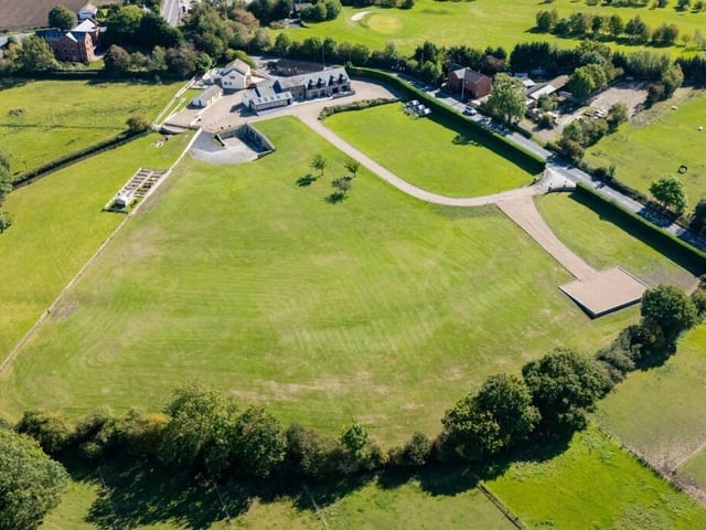 An aerial view of the exceptional property and its surroundings.
