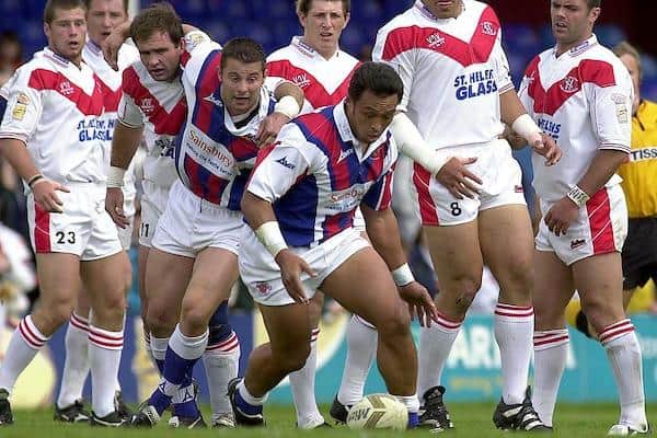 Willie Poching swoops for a loose ball for Wakefield against St Helens in 2000. Picture by Ben Duffy/SWpix.com.