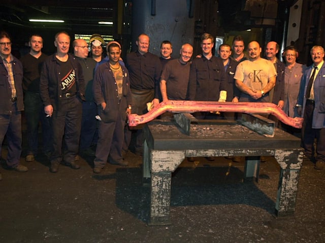 The team to make the last stamped axil at Kirkstall Forge in October 2003 before the site shut at Christmas.