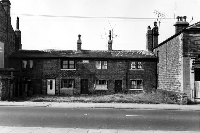 Elmwood Yard off Town Street in September 1963. The row of blind back and through by light terraced houses in the centre are numbered (from left) 88 t0 82 Town Street. A row of shared outside toilets is on the left. The taller building on the far left is Stanningley Conservative Club at no. 90, while on the right is no. 80a Town Street, with nos. 80 and 78 behind.