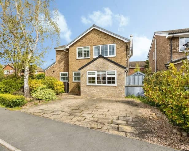 Newmillerdam Country Park is just a ten-minute walk away via the nearby footpath, and the property is offered with no upward chain.