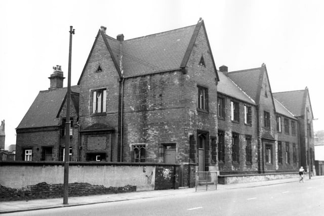 Buslingthorpe School for infants and juniors in August 1967.  It had been the church school for St Michaels on Buslingthorpe Lane.