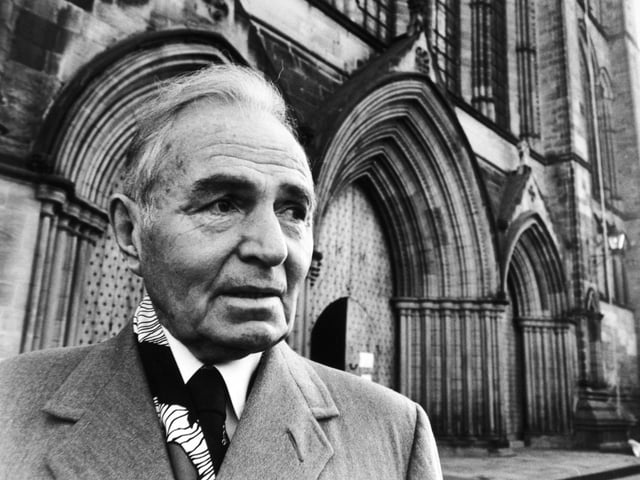 Huddersfield born actor James Mason made a flying visit to Ripon in November 1982 to record Christmas show Merrily On High for Yorkshire Television at Ripon Cathedral.