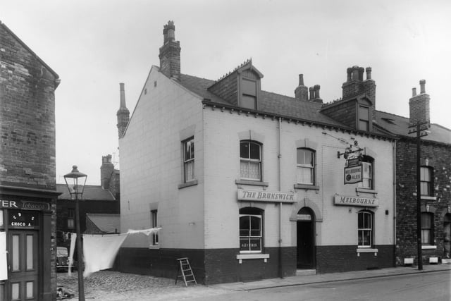 The Brunswick Hotel, a Melbourne Ales owned pub on Oak Road. The landlord in June 1961 was Jack Baxter. The pub was replaced with a new road and houses after redevelopment.