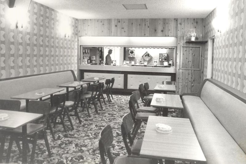 The new lounge and bar at the New Canning Working Mens Club on Dewsbury Road.pictured in May 1976.