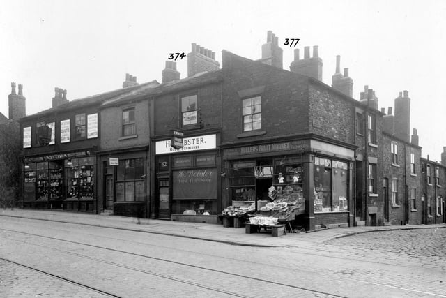 York Road in September 1935. On the left, entrance to Club Yard and Club Court, then to the right, numbers 46/48 business of Harry Webster pawnbroker, stockist of household goods and jewellery. Next is number 44 a fish and chip shop. Number 42 also belongs to Harry Webster, a furniture shop. Fullers Fruit shop is on the corner of Sloe Street, adress 40 York Road. A display of goods is on the pavement.