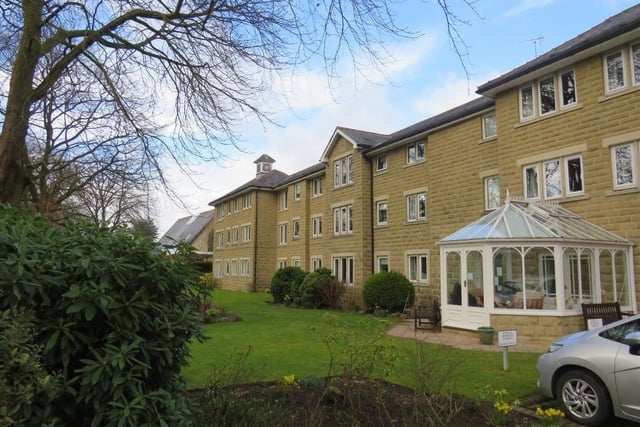 This well presented retirement apartment is located in a highly regarded and sought-after development within the popular North Leeds area of Oakwood. Available to residents over 55 years of age, this property benefits from a variety of communal facilities.