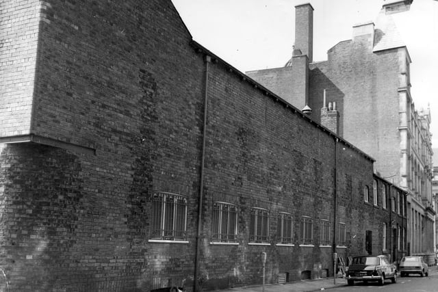 Alexander Street showing the rear of Leeds Art Gallery in July 1974. This part is the old Sam Wilson extension. On the right, the rear of the Municipal Buildings can be seen at the junction with Calverley Street.