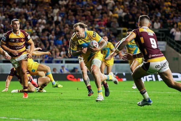 Blake Austin heads for the line as Rhinos snatch a late win over Giants. Picture by Alex Whitehead/SWpix.com.