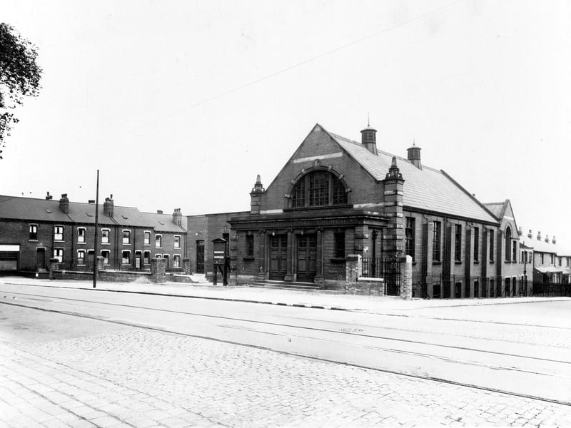 Dewsbury Road congregational church with Oakley View on the right. Pictured in July 1939