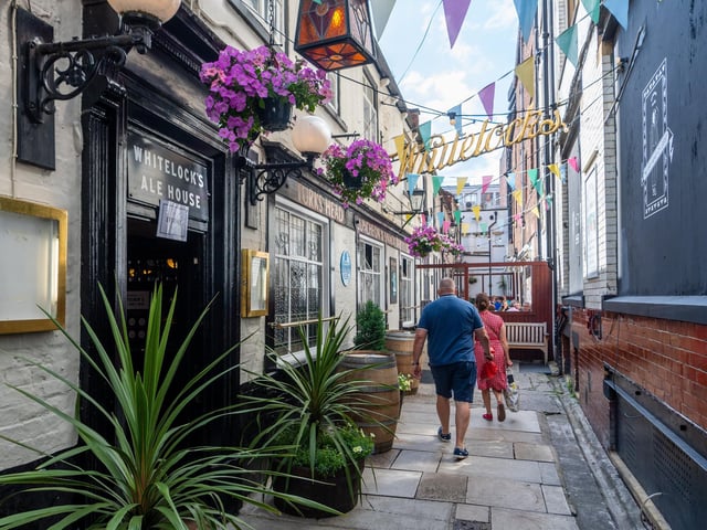 Leeds' oldest pub, Whitelock's is believed to have been established in 1715. It still stands today and is a popular city centre haunt at Turk's Head Yard, off Briggate, adjoined by The Turk's Head pub.