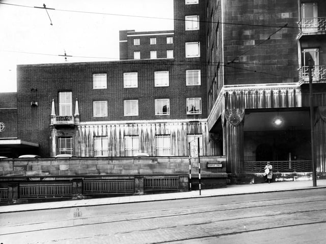 A view of the side entrance of the Queens Hotel, looking across from Bishopgate Street to New Station Street in August 1957. Tramlines can be seen on the road in the foreground.