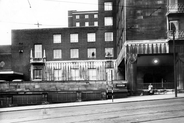 A view of the side entrance of the Queens Hotel, looking across from Bishopgate Street to New Station Street in August 1957. Tramlines can be seen on the road in the foreground.