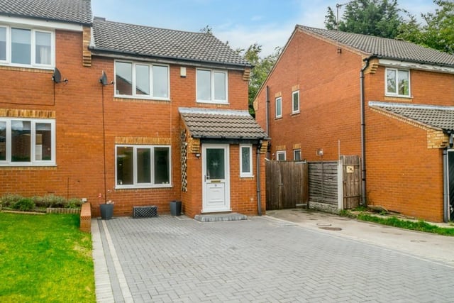 This three bedroom semi-detached property based on a popular estate in Morley is for sale. Boasting ample off-road parking for numerous vehicles, this house also has a large rear garden and a wonderfully modern kitchen to enjoy and entertain in.