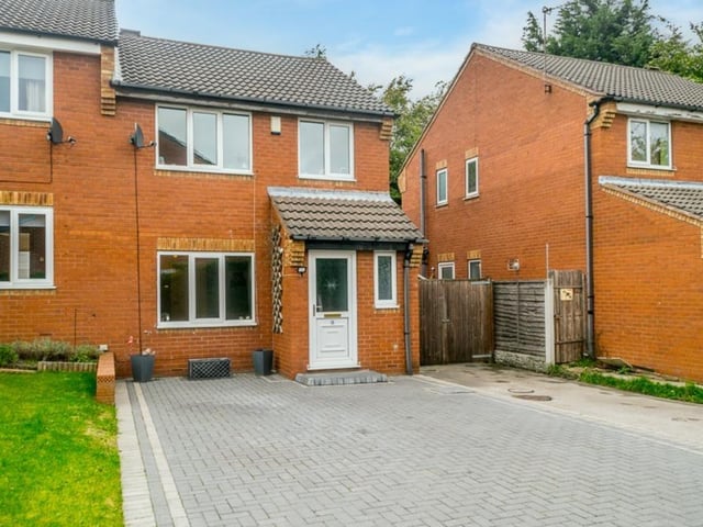 This three bedroom semi-detached property based on a popular estate in Morley is for sale. Boasting ample off-road parking for numerous vehicles, this house also has a large rear garden and a wonderfully modern kitchen to enjoy and entertain in.