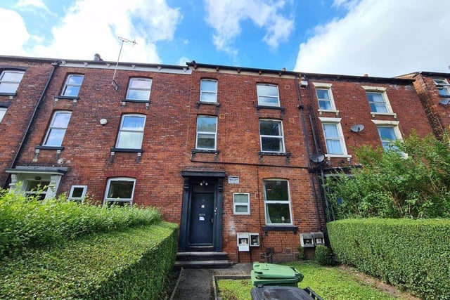 This smartly presented one bedroom flat is ideal for a couple or an individual looking for somewhere close to the university or the city centre. It has a modern open plan kitchen and living area, a large double bedroom and a nice bathroom with a bath tub and shower. Features include laminate flooring throughout and all essential appliances are provided including a washing machine.
