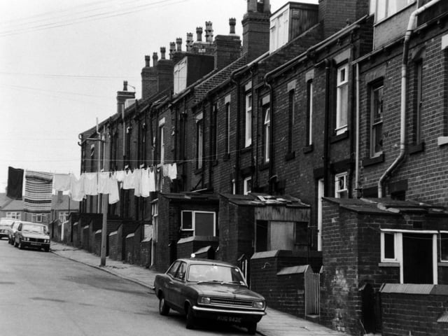 Washing hangs out to dry on Glossop View in Woodhouse in August 1978.