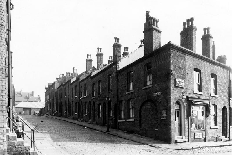 Kendal Place, looking along the odd numbered side numbers 7 to 31 from Hanover Mount in August 1959. At the end of Kendal Place is Kendal Lane. To the right is number 12 Hanover Mount, an off-licence shop run by Arthur Ward, then number 10 at the right edge.