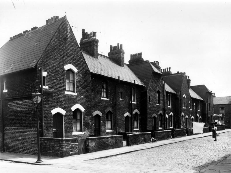 Through houses on the even numbered side of Carter Street in June 1959. Numbers run to the right in descending order towards Clyde Street from number 18 on the left which is at the junction with Skilbeck Street. These houses also had frontage on Carter Place.