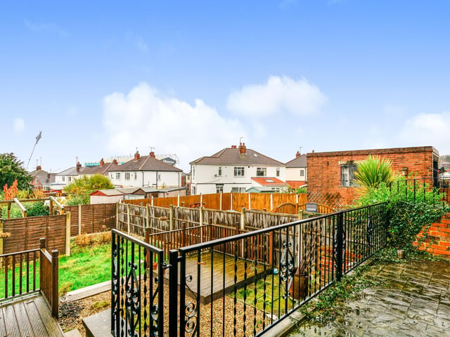 As well as having easy access to Leeds both by road and public transport, shopping is also available on the nearby A6110 Ring Road at the popular White Rose Shopping Centre.