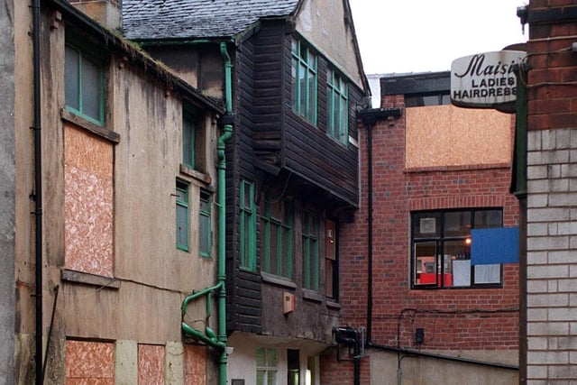 Lambert’s Yard, sometimes known as Lambert’s Arcade contains the last three-decker house in the city. The building was put up cira 1600 as a ‘little mansion’.