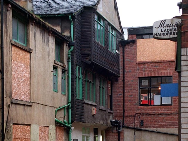 Lambert’s Yard, sometimes known as Lambert’s Arcade contains the last three-decker house in the city. The building was put up cira 1600 as a ‘little mansion’.